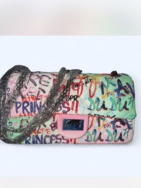 New Fashion Graffiti Quilt Print Flap Crossbody/Shoulder Bag - Gun Metal Chain